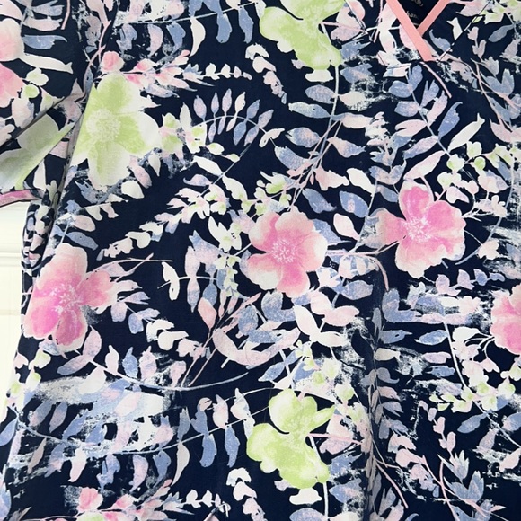 Healing Hands flower scrub top - Picture 2 of 5